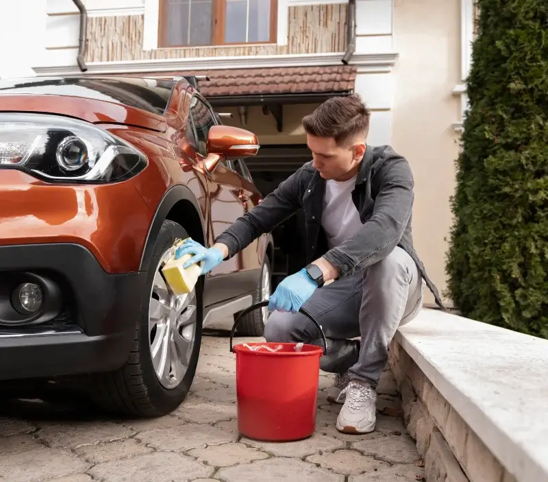 Lavage auto à domicile Saint-Cirgues-la-Loutre : professionnel intervenant sur un véhicule